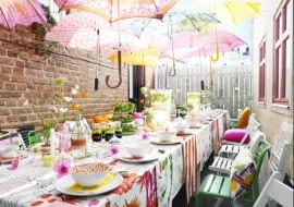 W upalny słoneczny dzień zastawiony stół na balkonie lub tarasie mogą ocieniać... parasole przyniesione przez gości, zawieszone na przeciągniętych nad stołem sznurkach. Nie tylko ochronią przed słońcem, ale też będą efektowną dekoracją.
