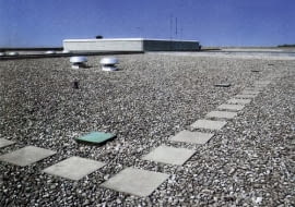 Standardowe wykończenie dachu odwróconego - płukany żwir - zapewnia dobrą izolacyjność termiczną i zwiększa powierzchnię parowania wody.