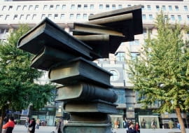 Pomnik książek przed Pekińskim Domem Książki