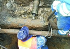 Aby podłączyć przykanalik do kanału zewnętrznej sieci kanalizacyjnej, wykorzystuje się na przykład wiertnicę hydrauliczną, którą wykonuje się otwór w betonowym kanale głównym (tzw. włączenie na ostro)