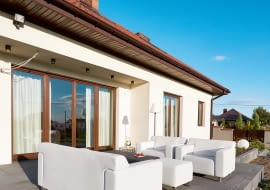 NA TARASIE gospodarze spędzają dużo czasu w ciepłe dni.