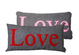 Akcesoria. Dzień zakochanych. Dla tych, którzy planowanie romantycznego wieczoru z drugą połówką zostawili na ostatnią chwilę, pomagamy znaleźć walentynkowe akcesoria do domu.<br/> Poduszka filcowa, 59 zł, CzerwonaMaszyna.pl