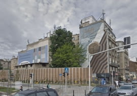 Murale 'Foton' i 'Jubiler' na kamienicy przy Targowej 15 w Warszawie.