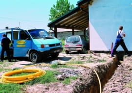 Doprowadzenie do domu gazu - zarówno ziemnego jak i płynnego - wymaga ułożenia w ziemi kilkunastu metrów rur. Montaż instalacji nie trwa jednak długo: sprawna ekipa wykonuje wszystkie związane z tym prace w ciągu jednego dnia.