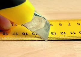 13.06.2006 WARSZAWA NAPRAWA PANELI PODLOGOWYCH ZROB TO SAM DLA PISMA CZTERY METODA II WYCINANIE USZKODZONEGO PANELA MATERIALY I NARZEDZIA FOT. PAWEL SLOMCZYNSKI / AGENCJA GAZETA PUBLIKACJA CZTERY KATY NR 8 (178) - 8.2006