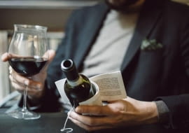 Wina z opowiadaniami na etykietach dla miłośników trunków i literatury