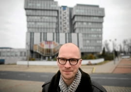 12.03.2010 WARSZAWA , NICOLAS GROSPIERRE PRZED BIUROWCEM CIECH PRZY ULICY KRASINSKIEGO 46/50 . FOT. BARTOSZ BOBKOWSKI / AGENCJA GAZETA