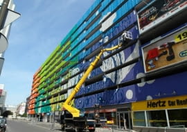 Wielki mural w środku warszawy. Zamalowali betonowy parking z lat 70.