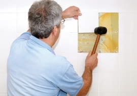 Najpierw usuwamy fugę wokół uszkodzonego kafelka (a najlepiej także wokół sąsiednich, by spoina miała jednolity kolor)