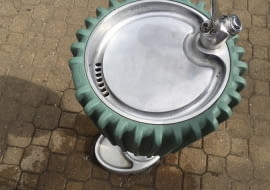 Miejskie źródełko z warszawską kranówką na pl. Dąbrowskiego.