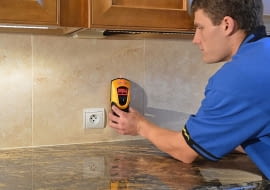 Detektor to niewielkie urządzenie, które niemal  z aptekarską precyzją wskazuje ułożone w ścianie przewody czy inne elementy, których uszkodzenie może sprawić nam sporo kłopotów.