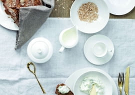 Cała siła w bieli Kolekcja Jade Weiss Rosenthala cieszy się wielką popularnością. Minimalistyczna linia białej porcelany to gwarancja elegancji, nowoczesności i klasy. Spójrzcie, jak pięknie i odświętnie wygląda w towarzystwie złotych sztućców./Fot. Rosenthal
