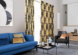 PROSTE, LEKKIE MEBLE, graficzne wzory, stonowane kolory - współczesny przepis na salon w stylu lat 60. Zasłony z tkaniny Ondra marki Zimmer+Rohde 668 zł/m.b., Decoon