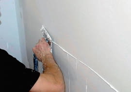 Masę szpachlową trzeba nakładać cienkimi warstwami - grubość pojedynczej warstwy nie powinna przekraczać 1 mm