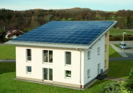 Panele fotowoltaiczne można ułożyć na dachach pokrytych różnymi materiałami - dachówką ceramiczną i cementową, blachodachówką lub gontem