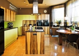 Kuchnia. Światło. Szafki fornirowane. Fronty szafek.