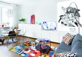 Wymieniając tynki, odkryto nieźle zachowaną cegłę. Gospodarze postanowili więc pozostawić odsłonięty fragment - taki 'obraz' urozmaica pomalowaną na biało gładką ścianę. Szafki kupiono w IKEA. W wyższych gospodarze przechowują zastawę stołową, która nie mieści się w kuchni, a w niższych - m.in. płyty CD i DVD.