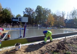 Płyta fundamentowa pozwala posadawiać budynki na gruntach o słabej nośności. Dzięki niej zyskujemy nie tylko fundament, ale także podłogę pierwszej kondygnacji domu