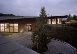 "Dom w krajobrazie" autorstwa katowickiej pracowni Archistudio Studniarek Pilinkiewicz uzyskał wyróżnienie XIII edycji nagrody "Polski Cement w Architekturze"