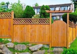 PRZEPISY OGÓLNE nie zabraniają postawienia płotu stanowiącego zwartą ścianę. Jednak niekiedy nie pozwalają na to przepisy lokalne.