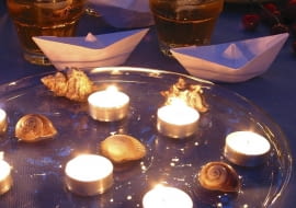 21.06.2002 WARSZAWA - STYLIZACJE DLA WKLADKI DOM SWIECZKI, MUSZELKI, LODKI PAPIEROWE LETNIE PRZYJECIE W OGRODZIE FOT. ARKADIUSZ SCICHOCKI / AGENCJA GAZETA SLOWA KLUCZOWE: OSWIETLENIE NACZYNIA