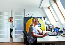 Pracownia Marty mieści się na strychu, który urządziła sama. W tle obraz "Luna".