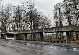 Betonowa, brutalistyczna wiata autobusowa na Westerplatte