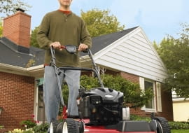 Konstruktorzy kosiarek spalinowych wypuszczają na rynek modele coraz bardziej przyjazne środowisku.