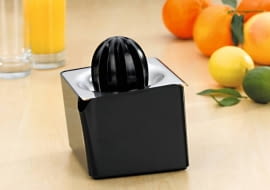 Zimą sok z cytrusów smakuje najlepiej, a świeżego nektaru z pomarańczy czy grejpfrutów w żadnym razie nie zastąpi napój z kartonika. Wyciskajmy zatem świeże soki, ręcznie lub wyciskarką elektryczną. <BR />Auerhahn Form, stal nierdzewna, pojemnik 0,9 l, 189 zł, sprzedaż: czerwonamaszyna.pl