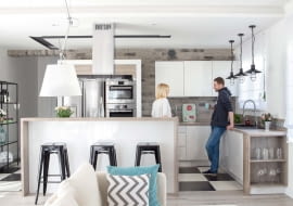 Kuchenne szafki zrobiono na zamówienie. Lakierowane białe fronty połączono z fornirem wybarwionym na kolor laminowanych paneli na podłodze (wzór dąb lancashire firmy Sensa). Fragmenty ścian są wyłożone popielatą cegłą - zdaniem gospodarzy taki odcień ociepla wnętrze.