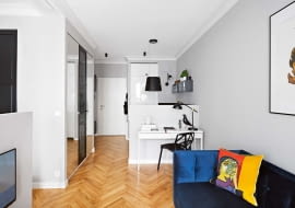 Malutkie wnętrze zostało podzielone. Projektantka zrezygnowała jednak z typowych ścian, które zabrałyby cenną przestrzeń - zamiast nich są szafy, niewysokie ścianki działowe i przesuwająca się zasłona.