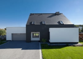 Skromny dom z basenem to pierwsza realizacja architektów skupionych w Nowej Grupie Projektowej