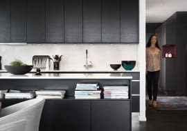 Czerń jeszcze nigdy nie była tak popularna we wnętrzach jak teraz.