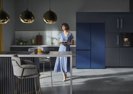 Wśród lodówek wolno stojących są modele, które nie potrzebują wolnej przestrzeni wokół siebie, można je więc montować w zabudowie słupkowej, blisko innych mebli.