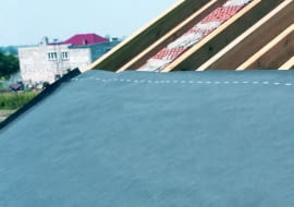 Ułożona na krokwiach folia dachowa o wysokiej paroprzepuszczalności