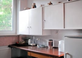 KUCHNIA PRZED ZMIANĄ. Kuchnia, urządzona przed trzydziestu laty, wyglądała skromnie i niemodnie. Właścicielka nie miała jednak pieniędzy na generalny remont.