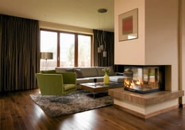 Gdy mieszkanie w warszawskim bloku zrobiło się za ciasne, pani Dorota i pan Michał postanowili się przeprowadzić. Niedaleko, bo z północnego krańca Lasu Kabackiego na południowy. Metraż się więc zmienił, ale nie otoczenie - rodzina z dwojgiem dzieci nadal ma gdzie chodzić na długie spacery. <BR /> DOM. Salon został zaaranżowany w spokojnych barwach ziemi. Gospodarze uważają, że to najbardziej odpowiednia kolorystyka we wnętrzu, za którego oknami króluje zieleń. W razie potrzeby okna można zasłonić taftowymi zasłonami (karnisze są ukryte między ścianą a podwieszonym sufitem).