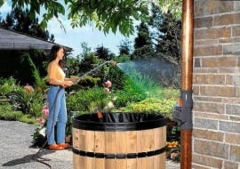 Zamiast czerpać wodę konewką, lepiej użyć pompy zanurzeniowej. Do niej podłączamy wąż z końcówką zraszającą. System: Gardena