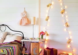 SZNUR LAMPEK wyznacza tylko zarys drzewka, jednak całkowicie wystarczy, by wprowadzić świąteczny nastrój.