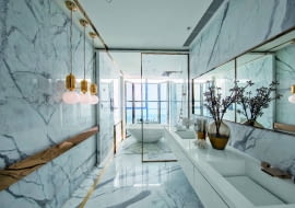 Czysta przyjemność. Marmur kocha złoto! Zobaczcie jak pięknie prezentuje się w jego towarzystwie. Złote elementy dodają wnętrzu lekkości i kobiecości. Marmurowe płyty w łazience są dekoracyjne i praktyczne, można je kłaść i na ścianch, i na podłodze. Kelly Hoppen