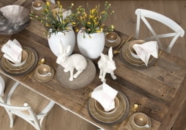 Minimalistycznej aranżacji stołu dodasz wyrazistości, ustawiając efektowne figurki zajęcy, wykonane w realistycznym rozmiarze i z zachowaniem najdrobniejszych detali.