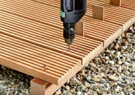 <b>Montaż tarasu.</b><br>Regularne odstępy między deskami uzyskuje się przez stosowanie przekładek montażowych. Łby wkrętów mocujących nawierca się najpierw cieńszym wiertłem, a później grubszym, dopasowanym do średnicy łbów.