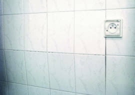 Widoczne odspojenie części płytek ceramicznych - prawdopodobnie skutek drgań budynku.