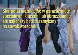 Skarpetki mogą utknąć pod gumowym kołnierzem w pralce - sprawdźmy to miejsce po praniu, a czasem zajrzyjmy też do filtra pralki