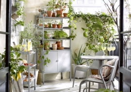 Meble balkonowe - ramy z aluminium, siedziska i oparcia z tworzywa sztucznego; krzesło ok. 200 zł, stolik ok. 250 zł, stalowy regał (78×38×158 cm) z regulowanymi nóżkami ok. 440 zł, wszystko IKEA.