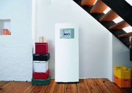 Pompa ciepła z widocznym panelem sterowniczym, który zapewnia regulację systemu grzewczego