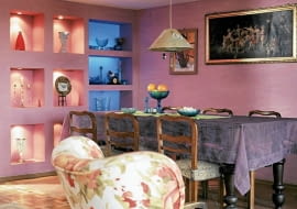 <B>Rodzina i przyjaciele domu przez lata przywykli do przecieranych ścian w odcieniu wrzosu. Przyszedł jednak czas na zmiany i wrzos został zastąpiony błękitem zestawionym z żółcią i zielenią. Takie połączenie barw okazało się uniwersalne. Na ich tle pięknie wygląda zarówno kolekcja szkła, jak i stare meble: stojący tu od zawsze stół i odziedziczone po babci krzesła. Koszt zmian: 2100 zł.</B> <BR />METAMORFOZA POKOJU DZIENNEGO, PRZED ZMIANĄ: było miło i kolorowo, ale nawet takie wnętrza potrafią się po prostu znudzić.