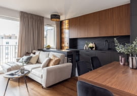 Kamień, lustrzane tafle i gra faktur – aranżacja 77-metrowego apartamentu