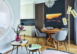 W stylowym wnętrzu dominują wyraziste, ciemne akcenty kolorystyczne  dobrane z umiarem i wyeksponowane na tle jasnych ścian oraz mebli do zabudowy.  Przeważają brązy i beże z dodatkiem złota.