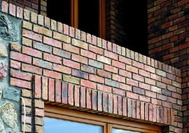 W ścianie trójwarstwowej nadproża są podwójne; trzeba je zrobić nie tylko w ścianie nośnej, ale i elewacyjnej